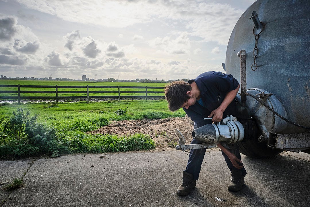 Niek werkt buiten de deur als scheepslasser maar daaromheen is hij thuis aan het werk.