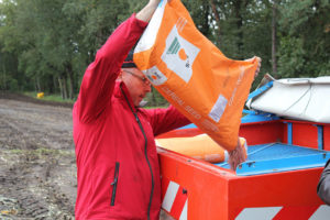 Op dit moment is Snelle Lente Rogge in de originele en herkenbare oranje KWS-verpakking nog beschikbaar en snel leverbaar via je handelaar. - Foto: KWS