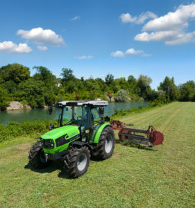 De cabine is gemonteerd op Silent-Blocks. Voor het cabinedak is er de keuze uit een gesloten dak, panoramisch cabinedak of FOPS-dak voor gebruik met voorlader. - Foto: Deutz-Fahr