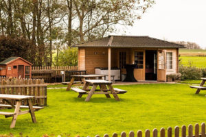 Het ijs wordt verkocht aan particulieren vanuit het tuinhuis. Daarnaast levert De Wieringer aan diverse boerderijwinkels en restaurants in de omgeving. - Foto: Valmar