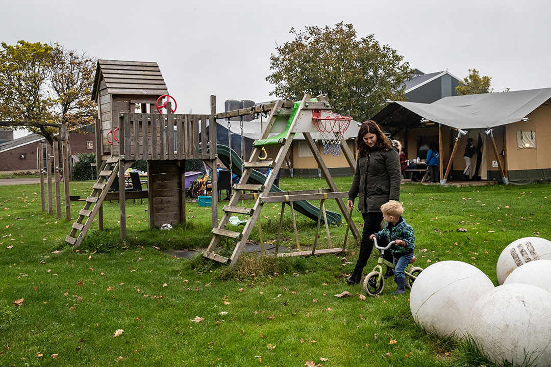 De boerderijcamping is voorzien van veel speelmateriaal, kinderen van gasten vinden het er geweldig. Hier maakt Regina met zoontje Ruben een ronde over het terrein.