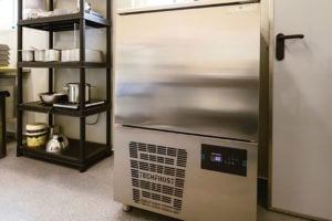 De Techfrost shockfreezer is volgens Rianne ideaal voor het bereiden van ijstaarten met maximaal behoud van kwaliteit. - Foto: Valmar