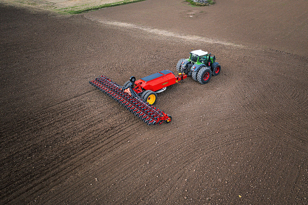 De werkbreedtes van de modellen 16 en 24 gaan van 4,5 tot 7,6 meter.