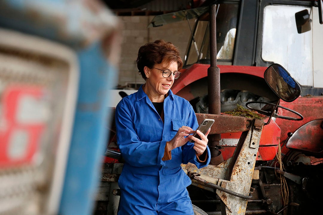 Leonie wil heel graag vertellen wat zij doen op het bedrijf en waarom. 