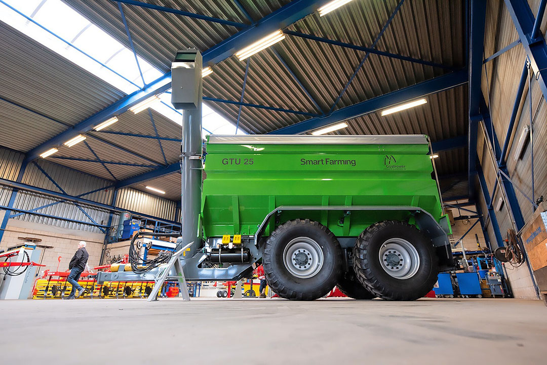 De overlaadwagens en universeelstrooiers blijven onder de naam Güstrower op de markt. De spaakwielbemesters verlaten de fabriek in de bekende Duport-kleurstellingen.