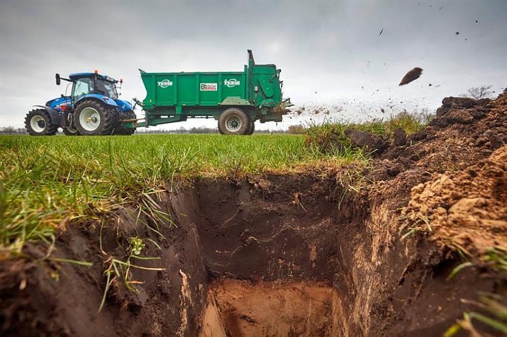 Veel zandgronden hebben een dunne teeltlaag. Toevoegen van klei kan de landbouwkundige eigenschappen van deze gronden verbeteren. - Foto: Provincie Gelderland