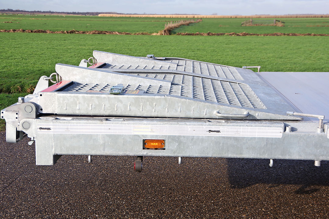 De dubbele oprijbanen klappen plat op de laadvloer en leveren zo nauwelijks extra luchtweerstand op. - Foto: Veldhuizen Wagenbouw