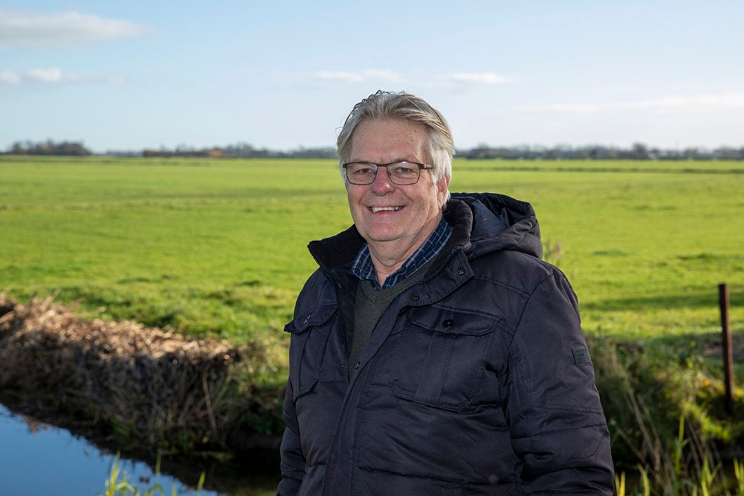 Ynte Hofstra (68) woont in het Friese Nijland. Hij groeide op in Hinnaard. Hofstra’s vader hield vroeger een paar koeien en werkte als melkrijder. Later werd hij monsternemer. “Er stroomt zeker boerenbloed door m’n aderen”, aldus Ynte Hofstra, die zelf altijd bij een loonbedrijf heeft gewerkt. Hij begon er als chauffeur maar werd al snel kraanmachinist. Inmiddels geniet hij van zijn pensioen.