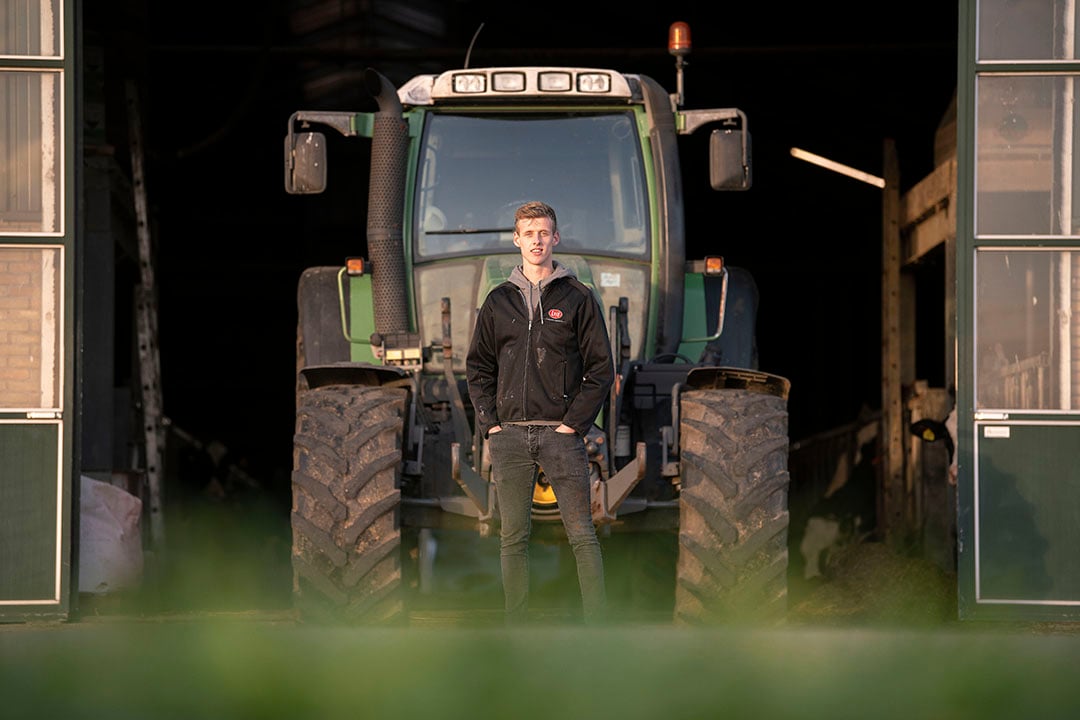 Pier Gerbrandy (22) woont in Nijland (Fr.). Hij deed de has en liep stage in Duitsland. Nu werkt hij als zzp‘er. Het bedrijf thuis is van zijn vader en diens neef, zij melken 180 koeien. Pier wil op termijn toetreden tot de maatschap.