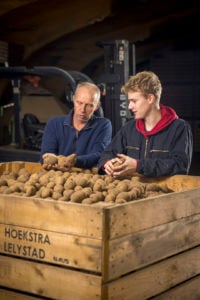 Arend Leen Hoekstra (56) heeft in Lelystad (Fl.) een biologisch akkerbouwbedrijf met industriebloemkool, aardappels, uien, spinazie op 58 hectare. Hij is getrouwd met Rianne en heeft een dochter van 23 en een zoon van 21. Paul Groot (19) uit Lelystad komt van een biologisch bedrijf met akkerbouw, melkvee en een zorgtak. Hij volgt de opleiding Plant business niveau 4 bij Aeres in Emmeloord. Tot september 2022 loopt hij stage bij akkerbouwbedrijf Hoekstra.