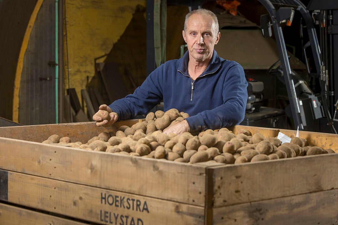 Akkerbouwer Hoekstra vindt het leuk om jongeren op het erf te hebben. Hij hoort graag hun visie, ook als die niet overeenkomt met die van hemzelf.