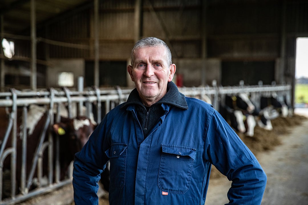 Gerrit Holmer (61) heeft in Laren (Gld.) een bedrijf met 95 melk- en kalfkoeien. Het rollendjaargemiddelde is 12.500 liter, met 4,30 % vet en 3,50 % eiwit. Holmer melkt drie keer daags. Al sinds de jaren zeventig heeft hij stagiaires. Toen kon dat nog zonder papieren, maar nu is hij een erkend leerbedrijf.