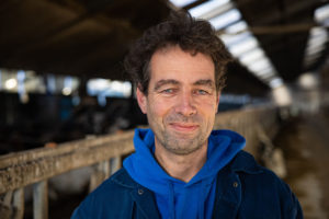 André van den Oudenrijn uit Ooltgensplaat (Zld.) steekt vaak iets op van stagiaires van buiten zijn vakgebied. - Foto: Peter Roek