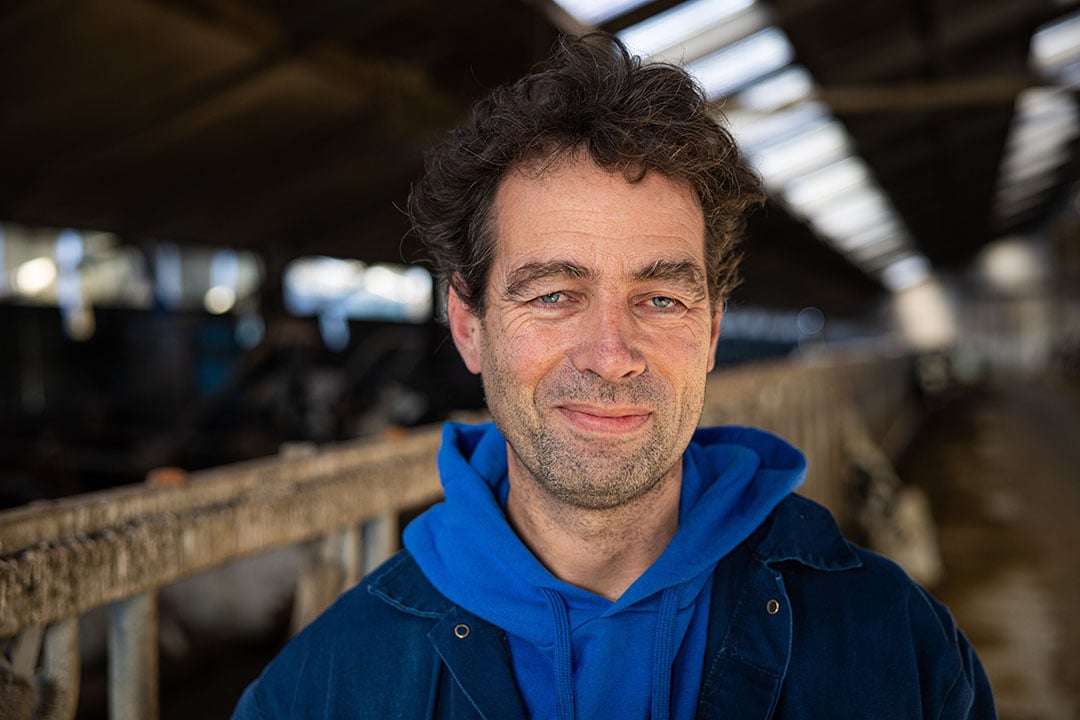 André van den Oudenrijn (51) heeft in Ooltgensplaat (Z.-H.) een bedrijf met 260 koeien, 130 stuks jongvee op twee andere locaties. Er is 110 hectare in gebruik voor gras, mais en wisselteelt met akkerbouwers. André is getrouwd met Marjo, ze hebben vier kinderen van 16, 17, 20 en 21 jaar oud.