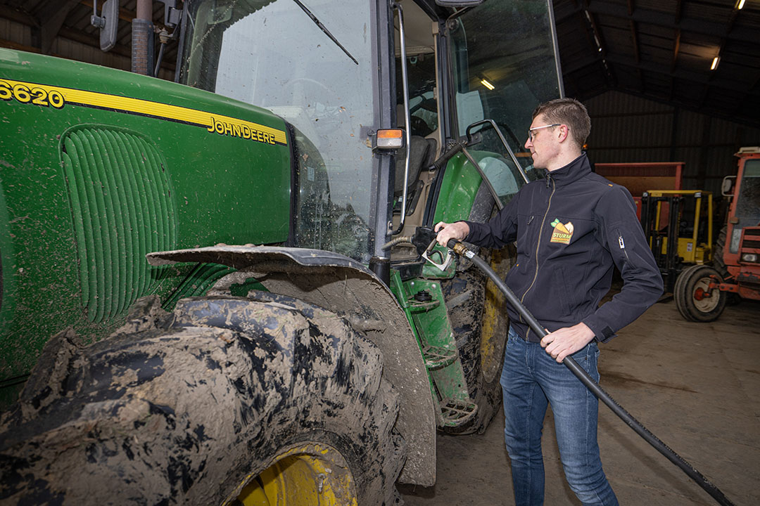 Rick tankt een trekker vol op het bedirjf van zijn oom. Tijdens zijn stage in Ens maakte hij kennis met gps en precisielandbouw.