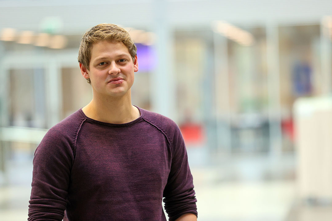 Koen van den Berg groeide op op een vleeskuikenbedrijf, deed eerst een mbo-opleiding sport&groen, ging daarna naar Aeres Dronten. Hij wil thuis het bedrijf overnemen en daarnaast ‘buiten de deur werken’.