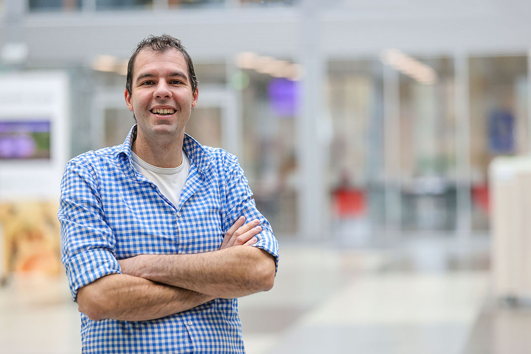 Sander van Asten (33) is teamleider research en onderwijscoördinator bij Vencomatic Group in Eersel (N.-Br.), wereldwijd partner in het huisvesten van pluimvee, eierbehandeling en klimaatregeling voor elk type pluimveestal. Als onderwijscoördinator begeleidt en coacht hij stagiairs.
