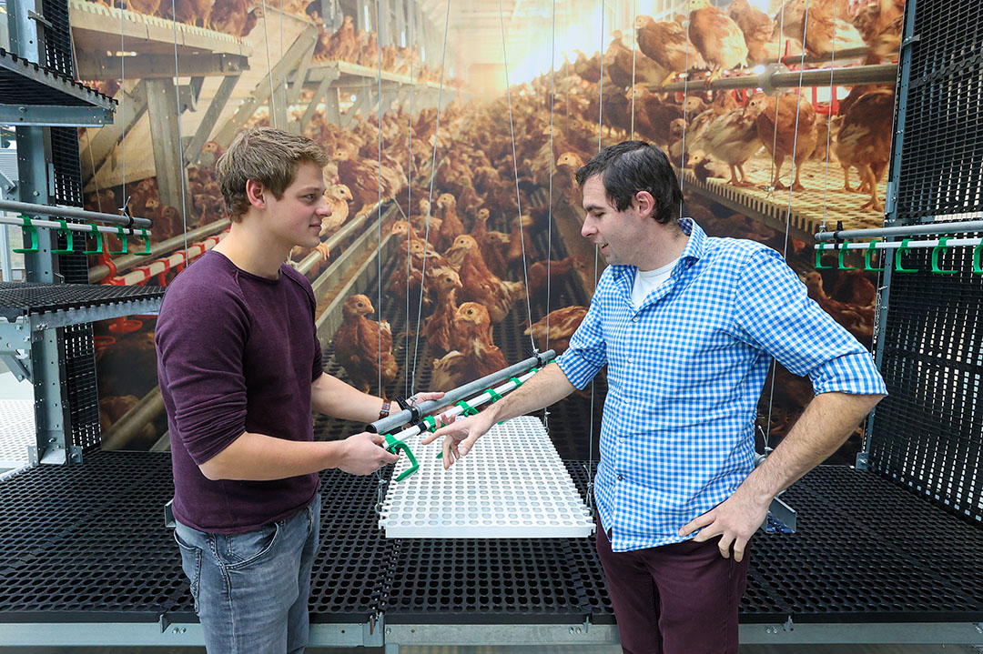 Koen probeert voor zijn stageopdracht te achterhalen wat er in drinkwatersystemen voor hennen gebeurt en hoe Vencomatic kan bijdragen aan drinkwaterkwaliteit.