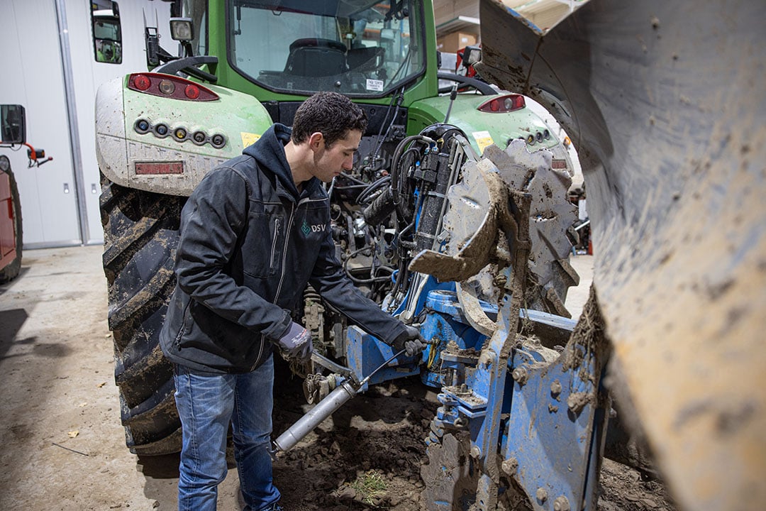 Tom woont op zichzelf, op 10 kilometer van de boerderij maar in de praktijk is hij toch meestal op het bedrijf te vinden.