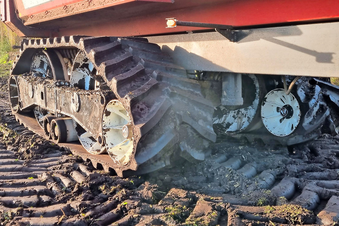 De rups bestaat uit een zestal loopwielen, waarvan de achterste een spanrol is. De buitenste looprollen zijn zo’n 6 centimeter hoger gemonteerd.