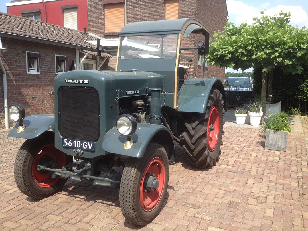 “Deze Deutz is een zeldzame verschijning, die op shows en toertochten veel aandacht trekt. Ik zie altijd veel duimpjes omhoog gaan”, aldus Keulen. De originele kleur van de Deutz F3M317 is lichtgrijs. Nadat hij 5 jaar lang bezig was met het restaureren van de Deutz, besloot Keulen het plaatwerk blauw te spuiten. “Die originele kleur is afschuwelijk. Ieder druppeltje olie is meteen zichtbaar. Blauw vond ik een veel mooiere kleur. Dit soort trekkers werd vroeger vaak ingezet door transportbedrijven, kolenhandelaars of circussen. Die hadden vroeger ook al hun eigen bedrijfskleuren voor het rollend materieel.”