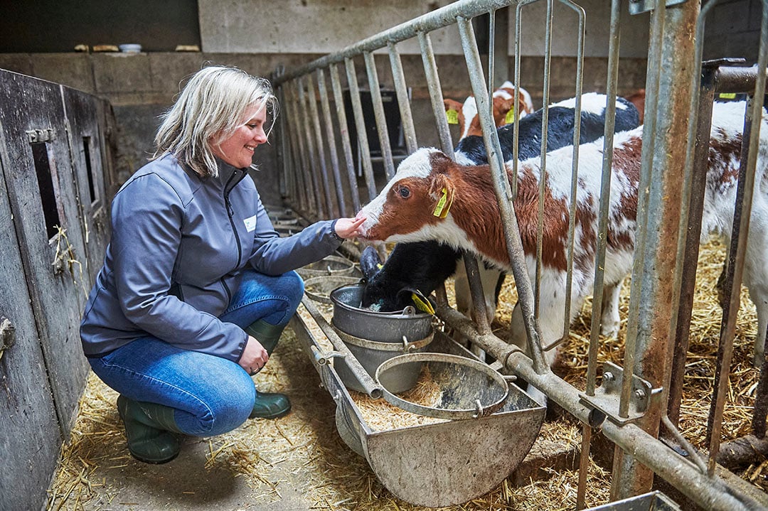 Mirjam noemt zichzelf geen boerin, daarvoor vindt ze haar bijdrage aan het dagelijks werk te gering. maar als het nodig is, springt ze wel bij.