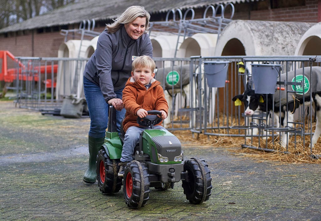 Vier dagen in de week werkt Mirjam voor FrieslandCampina, op vrijdag is ze vrij en neemt dan de zorg voor zoontje Thomas op zich.