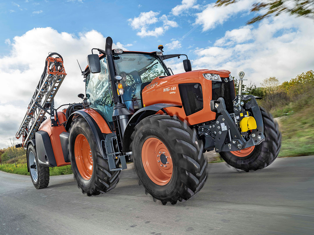 De belangrijkste winst is de schonere krachtbron, voortaan een viercilinder die aan de Fase V-emissie-eisen voldoet. - Foto: Kubota