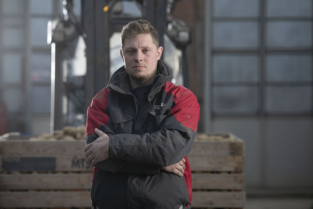Frank (24, foto) en zijn neef John (24) Biemond zijn in loondienst bij de maatschap van hun vaders. Ze willen het akkerbouwbedrijf van 150 hectare gaan overnemen.