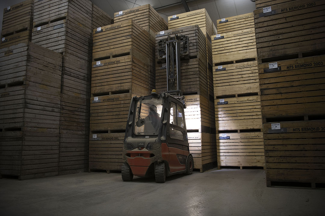 Frank op de heftruck in de bewaarplaats in Eenrum. Veel binnen werken is voor hem altijd weer even omschakelen.
