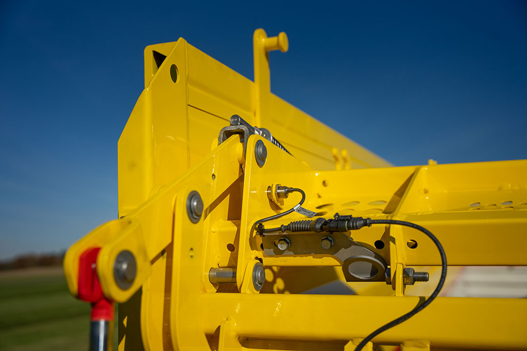 De extra sensor zit in het kopschot. Daarnaast kan het kopschot hydraulisch wegklappen waardoor de wagen beter als silagewagen inzetbaar is.