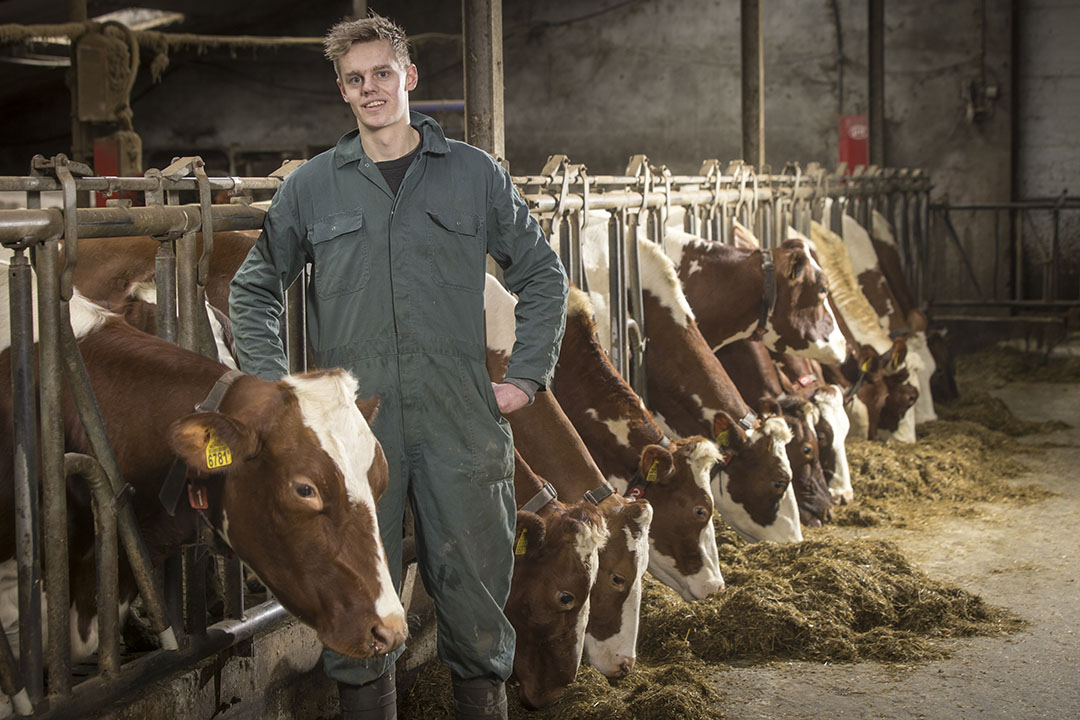 Matthijs Frielinck (22) woont in Beuningen (Ov.). Hij is bezig met zijn laatste jaar op school, daarna wil hij deels verder op het ouderlijk melkveebedrijf en deels bij het landbouwmechanisatiebedrijf waar hij ook nu al werkt.