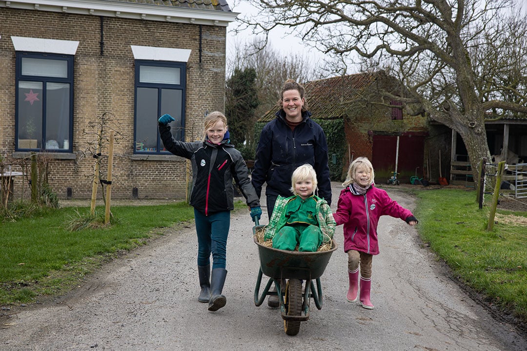 Dat haar kinderen opgroeien op een boerderij, maakt het boerenleven voor Marijke nóg mooier.