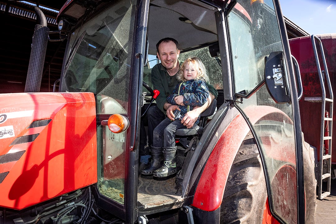 In een eigen zitje en met de gordel om, is de kans dat een kind uit de cabine valt of klimt, een heel stuk kleiner dan wanneer het los zit. - Foto: Dennis Wisse