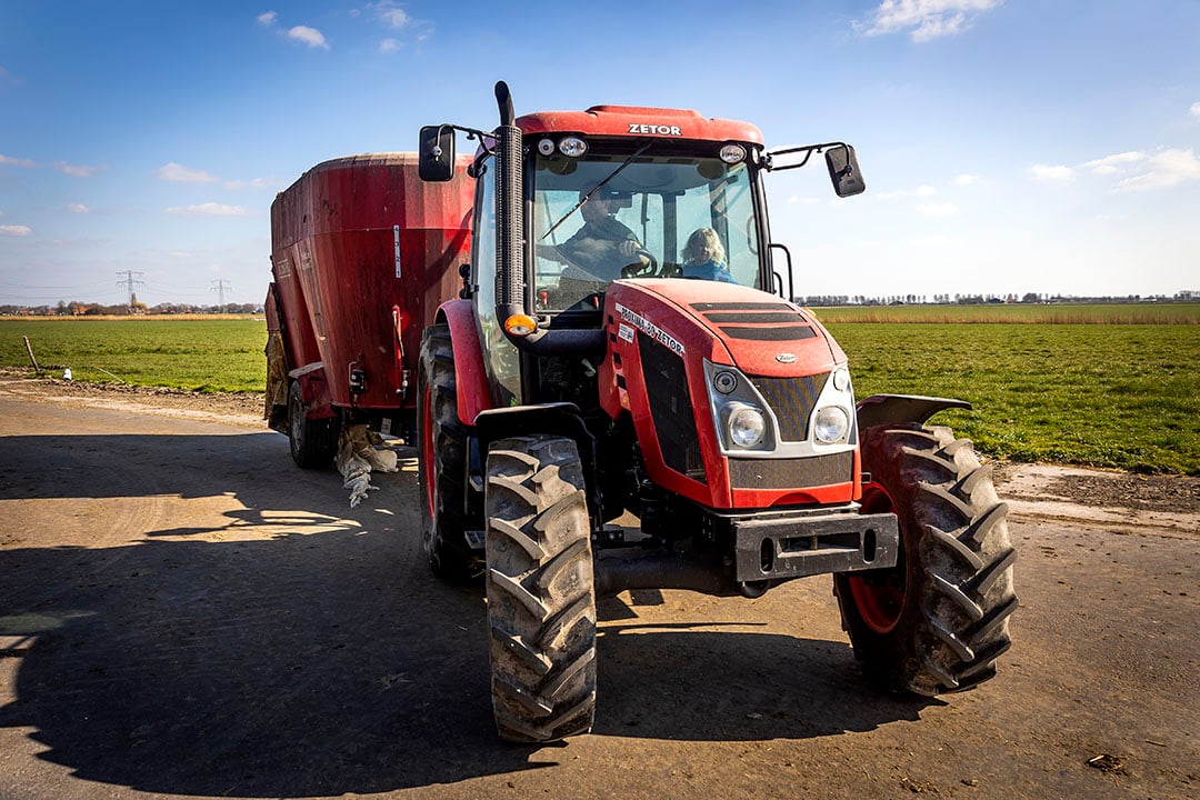 Siem van Leeuwen op weg om de koeien te gaan voeren. Naast hem zijn zoontje Thijs, veilig op zijn eigen bijrijderstoeltje. - Foto's: Dennis Wisse