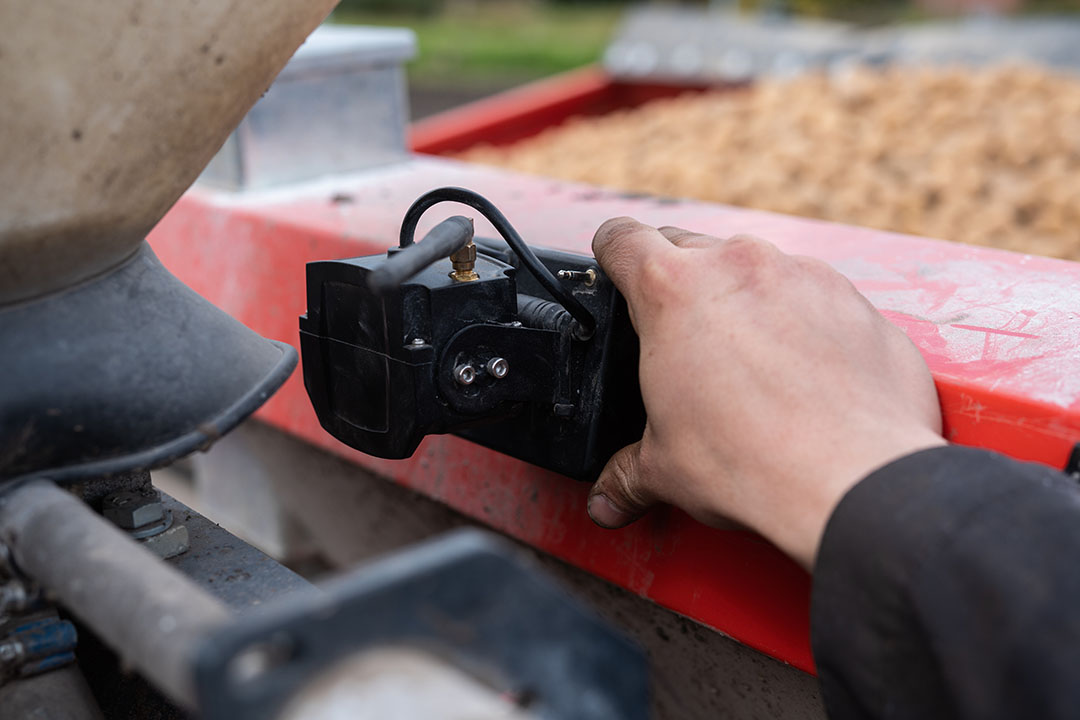 De camera zit vast op een accu met een magneet.