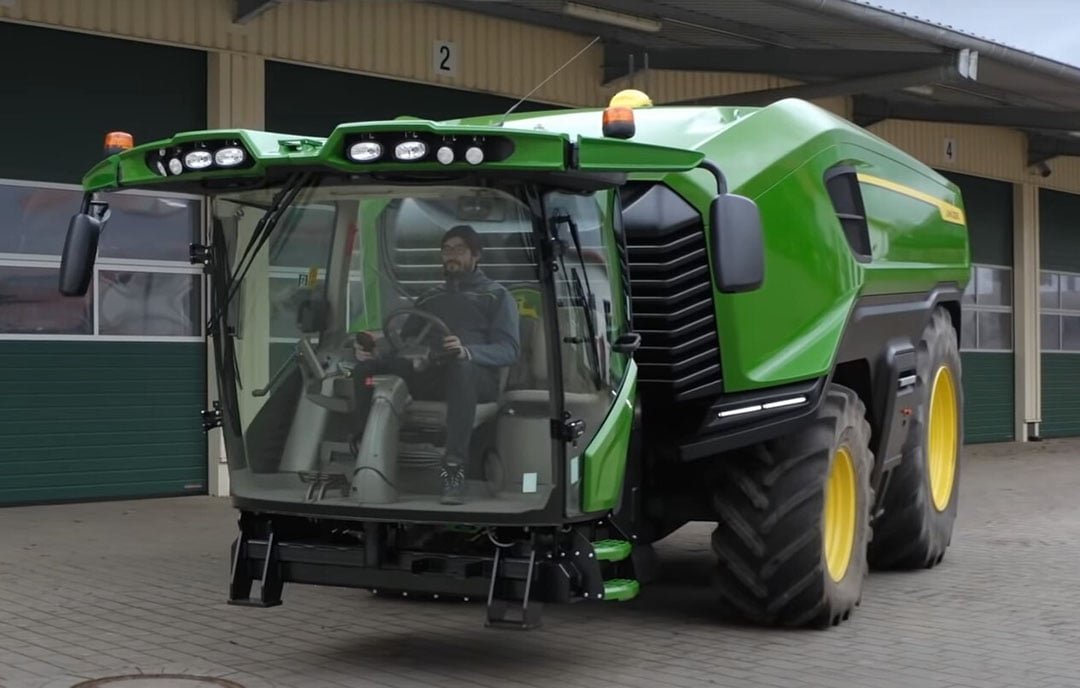 De cabine is via een Accord-bok aan de machine te koppelen. De communicatie via cabine en trekker gaat draadloos.