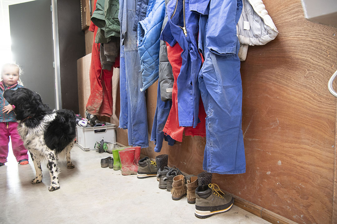 Tineke startte eind vorig jaar met boerderij-educatie. Voor kinderen die geen oude kleding bij zich hebben, heeft ze wat overalletjes achter de hand.