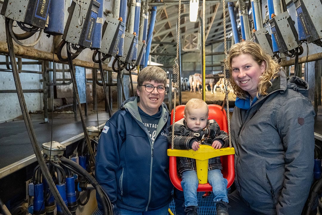 Carla in de melkput met dochter Marijke (r.) en kleinzoon Bram. Voor hem hangt er een schommeltje, dan kan hij meekijken.