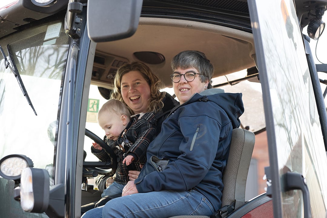 Dochter Marijke (l.) staat klaar om het stokje van haar moeder over te nemen.