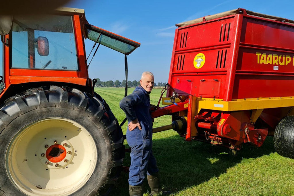 Jan Bijker: "De mest blijft mooi en de koeien zien er goed uit. Zo halen we maximaal rendement uit ons gras. Daar geniet ik van." - Foto: De Heus