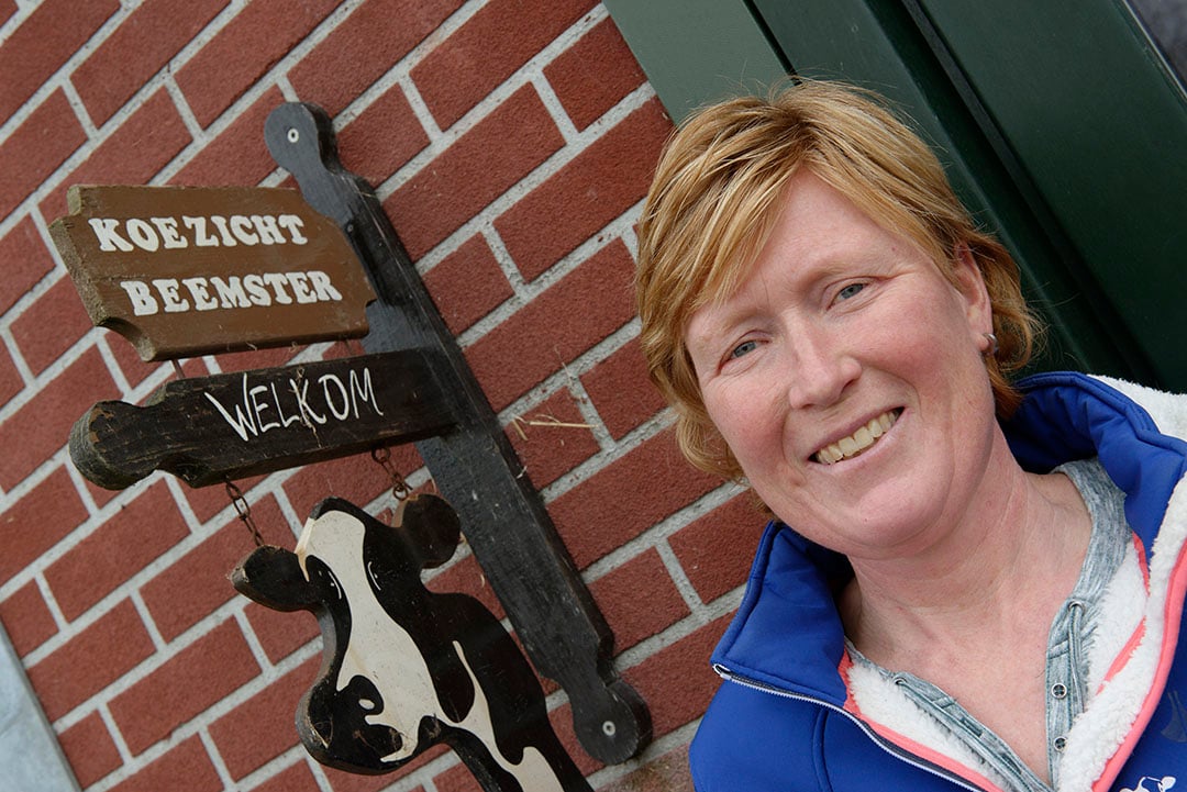 Een uithangbordje geeft aan waar bezoekers zich bevinden: bij boerderij Beemster.