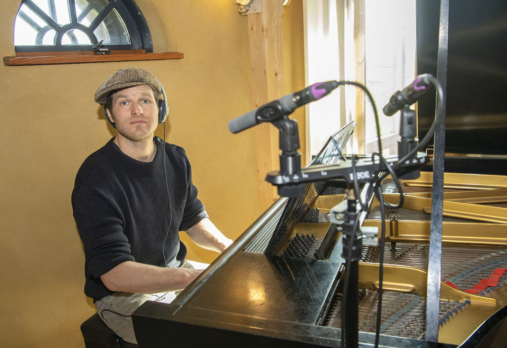 Boy is behalve boer ook geluidstechnicus, hij heeft een studio aan huis en werkt elke zondagochtend in het Concertgebouw.