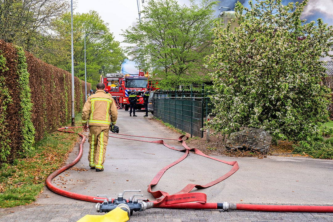 De brandweer kon voorkomen dat het vuur oversloeg naar andere nabijgelegen gebouwen, waaronder nog twee kippenstallen.