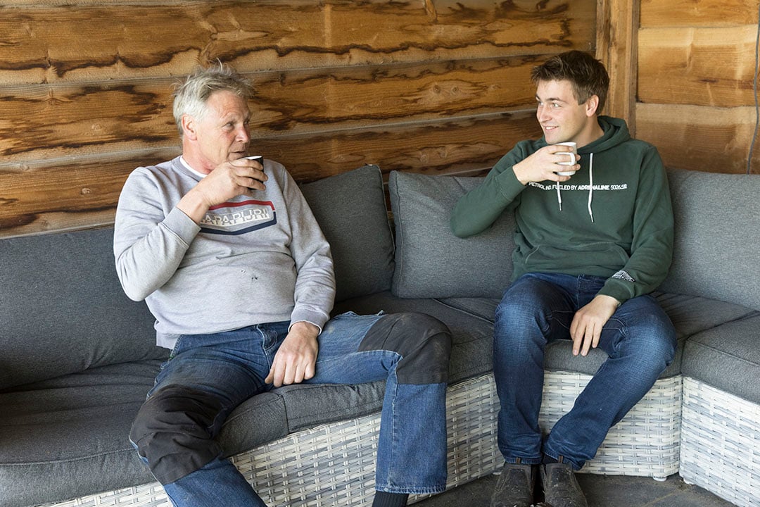 Vader en zoon aan de koffie. Van zijn ouders leerde Bart dat je ver kunt komen met inzet en hard werken.