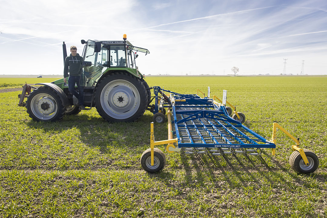 Bart en zijn vader verdelen de werkzaamheden al doet Bart het meeste landwerk.