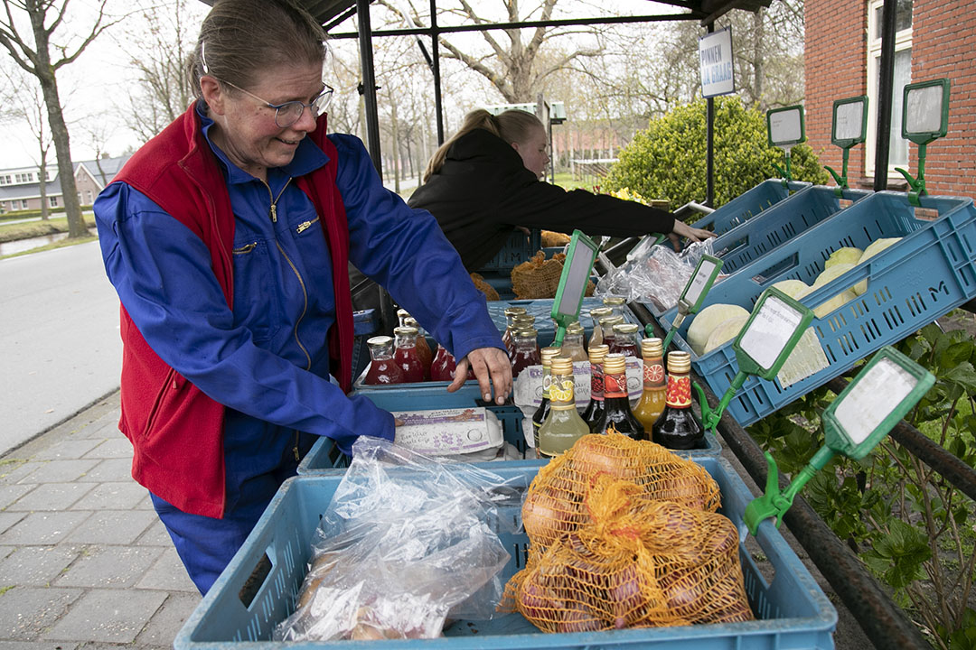 De producten van de groentekwekerij en deels ook van de akkerbouwtak, worden verkocht in een kraam aan de weg.