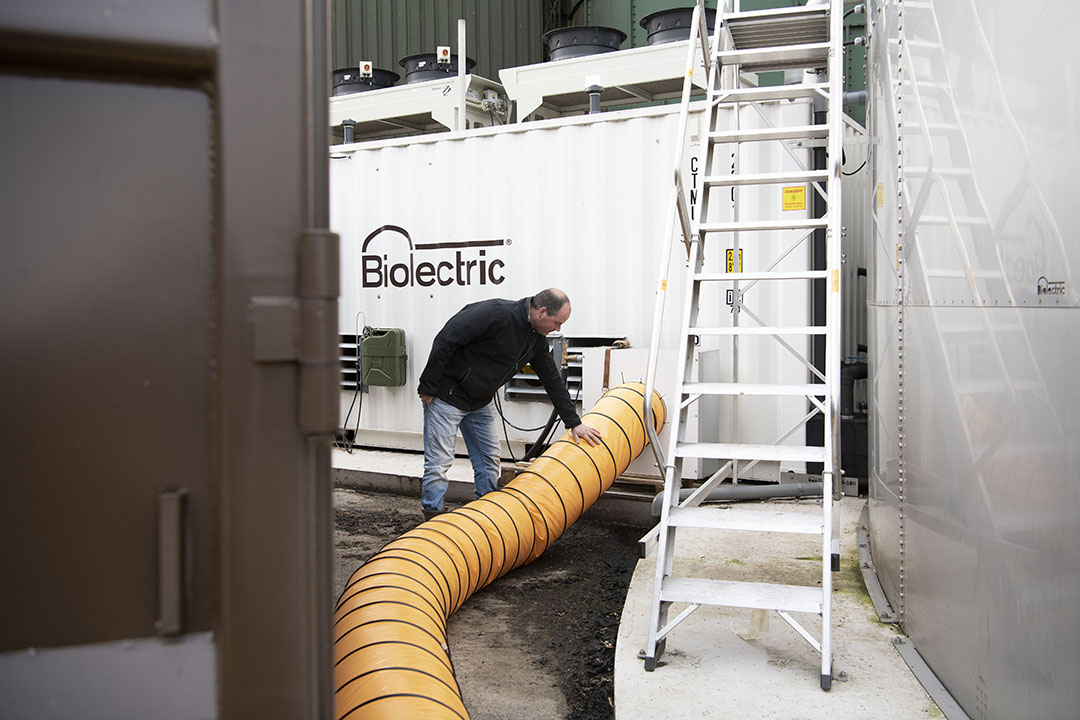 De installatie is uitgerust met een warmtekrachtkoppeling (WKK), waarmee het opgewekte biogas wordt omgezet in groene stroom.