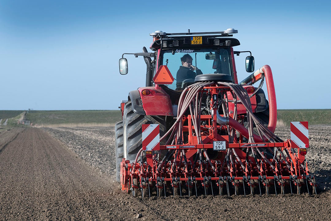 De machines voor peen- en uienteelt hebben de broers samen met andere akkerbouwers.