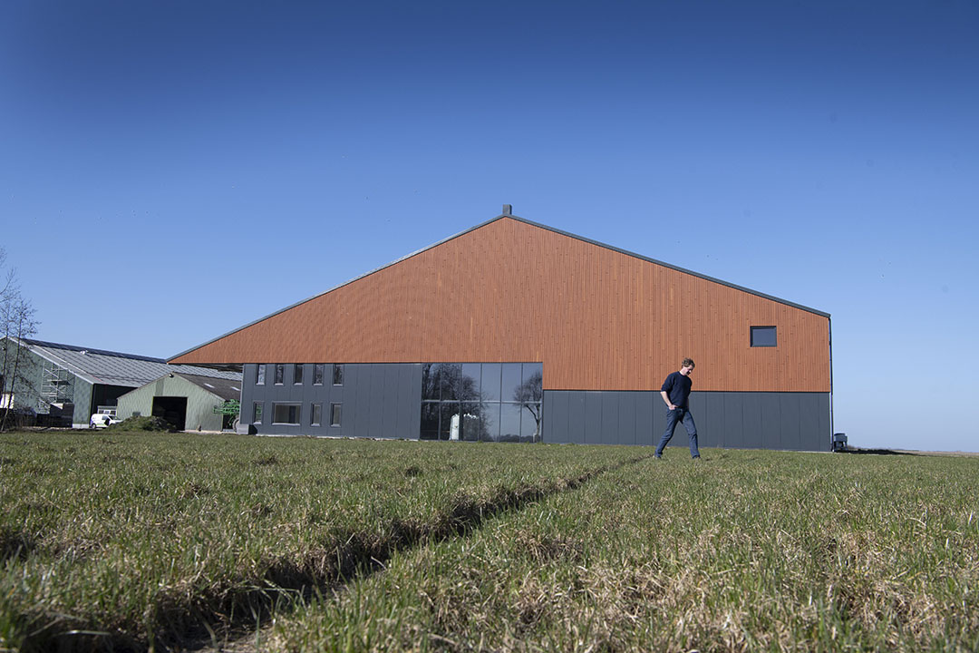 Eind vorig jaar is een nieuwe schuur in gebruik genomen. Het bijzondere bouwwerk is onder architectuur gebouwd en mensen kunnen vanaf de weg naar binnen kijken.